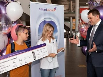 Заместитель генерального директора «Smartavia» Денис Померанцев поздравил миллионного пассажира авиакомпании в аэропорту Самары.