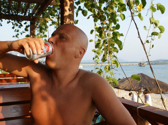На фото главный трезвенник Поморья Илья Азовский пьёт безалкогольное пиво в Китае. 